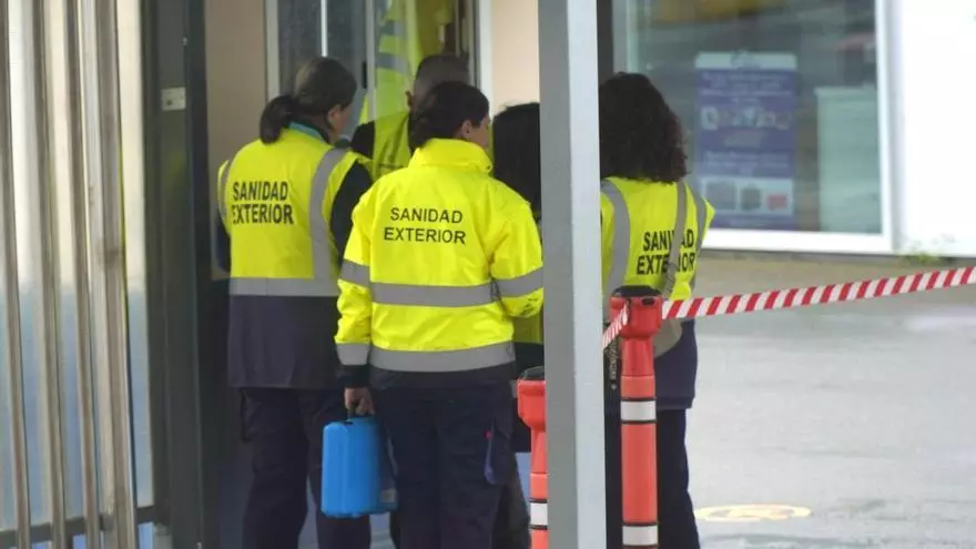 Sanidad Exterior inspecciona el 'Ambition' para determinar si los pasajeros pueden visitar A Coruña