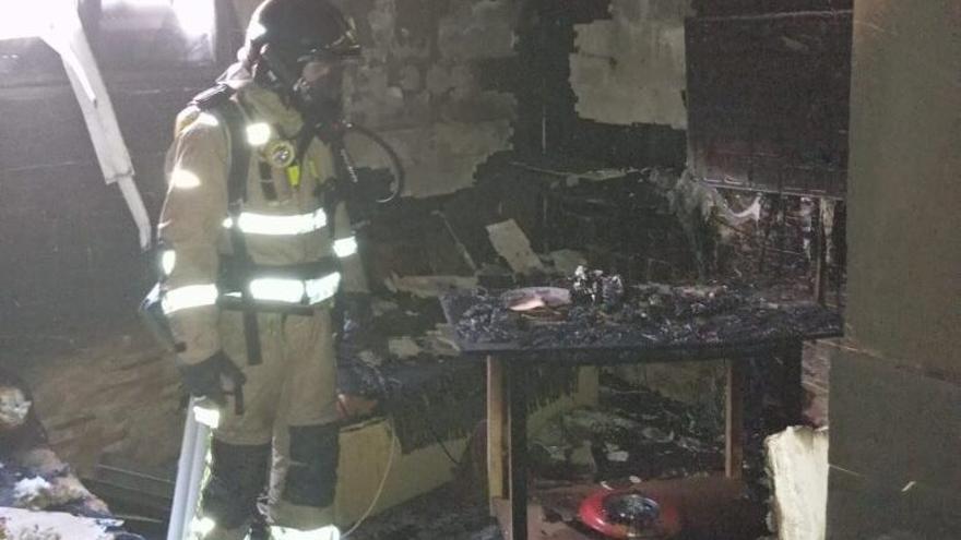 Alarma al declararse un incendio en el salón de una casa del casco urbano de Lorca