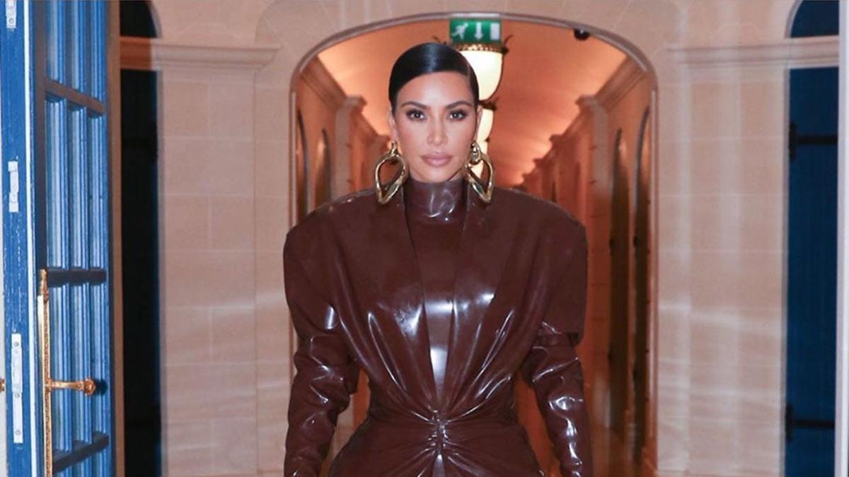 Kim Kardashian, con un traje de látex en color marrón en París