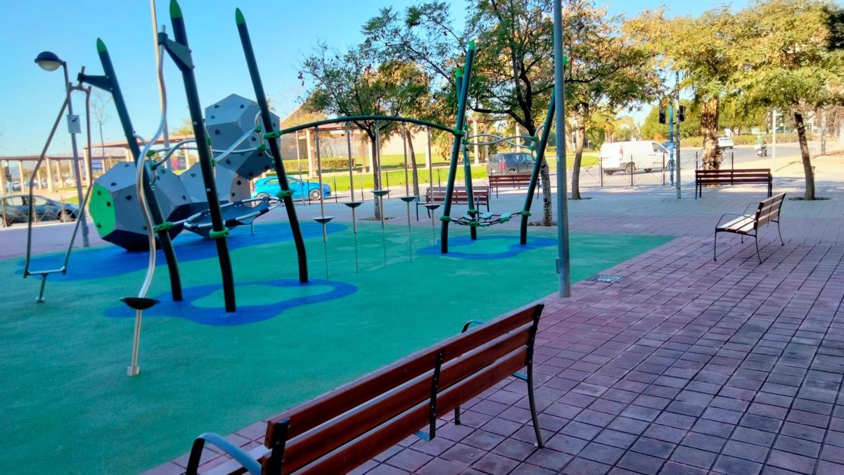 Unos bancos en un parque infantil de Alicante.