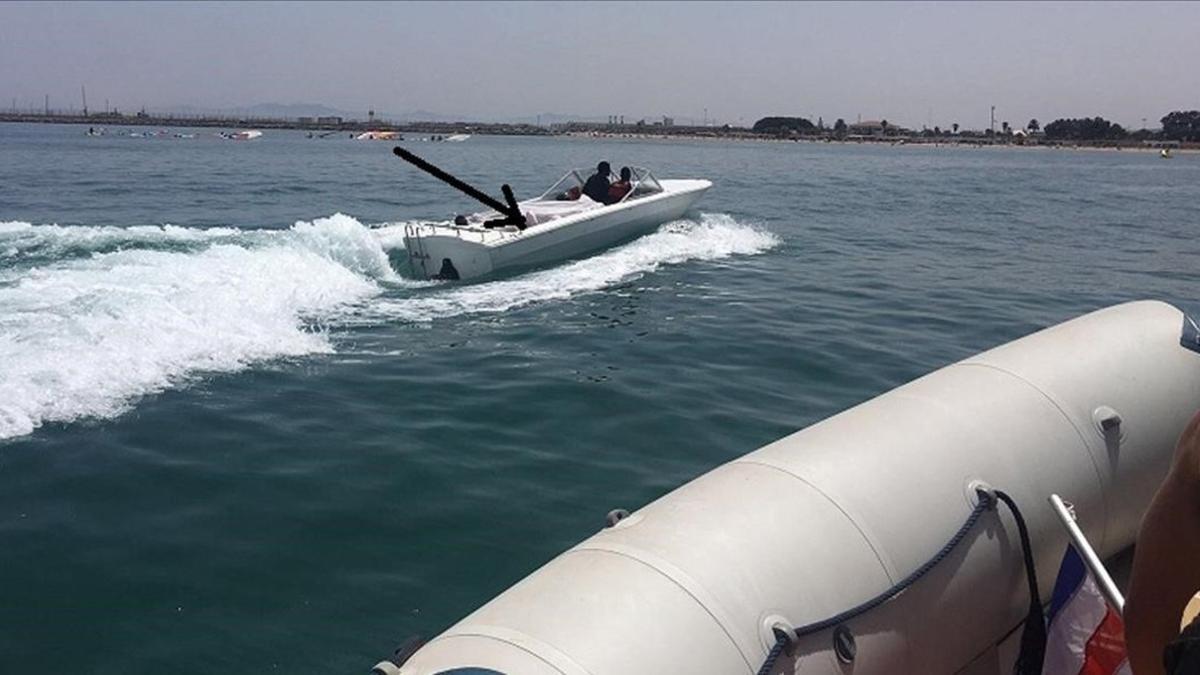 Dramático rescate de 19 inmigrantes arrojados al mar por los patrones desde una patera