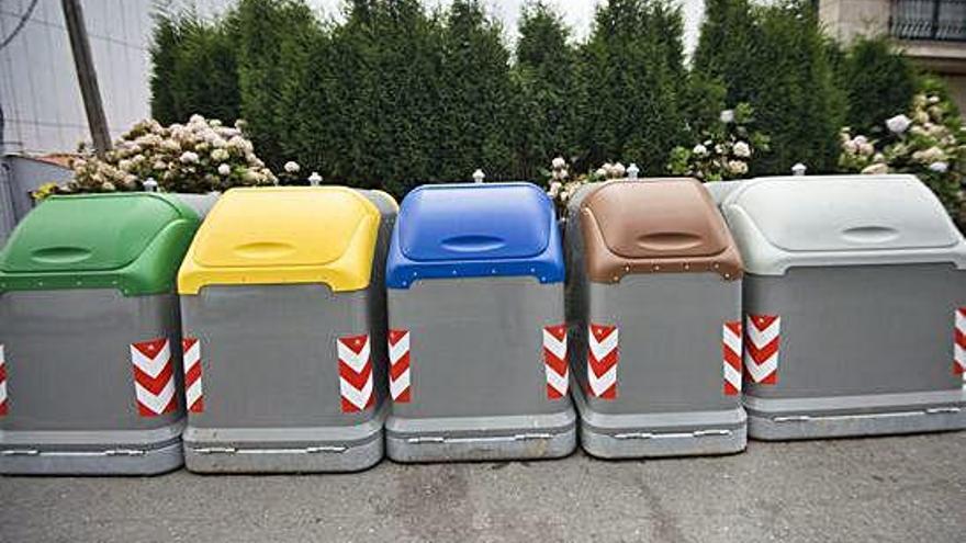 Unos contenedores de basura en Meicende, en el municipio de Arteixo.