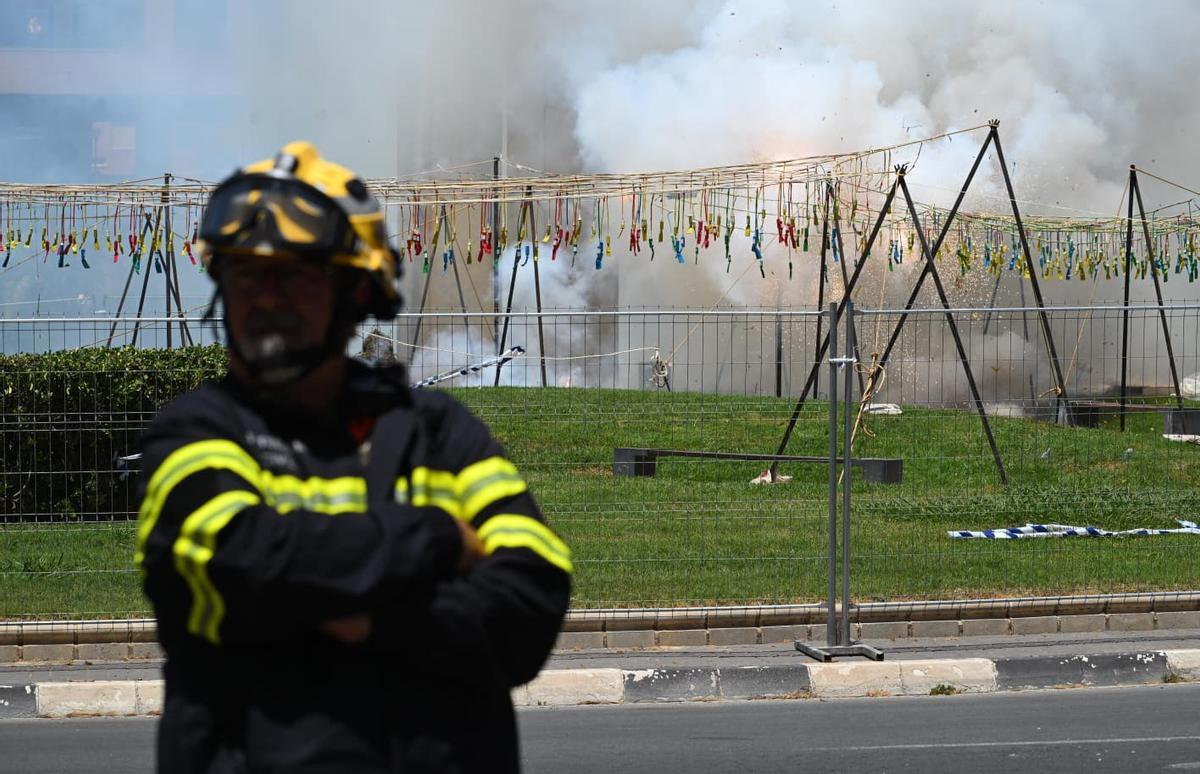 La última mascletà antes del inicio de las Hogueras, en imágenes