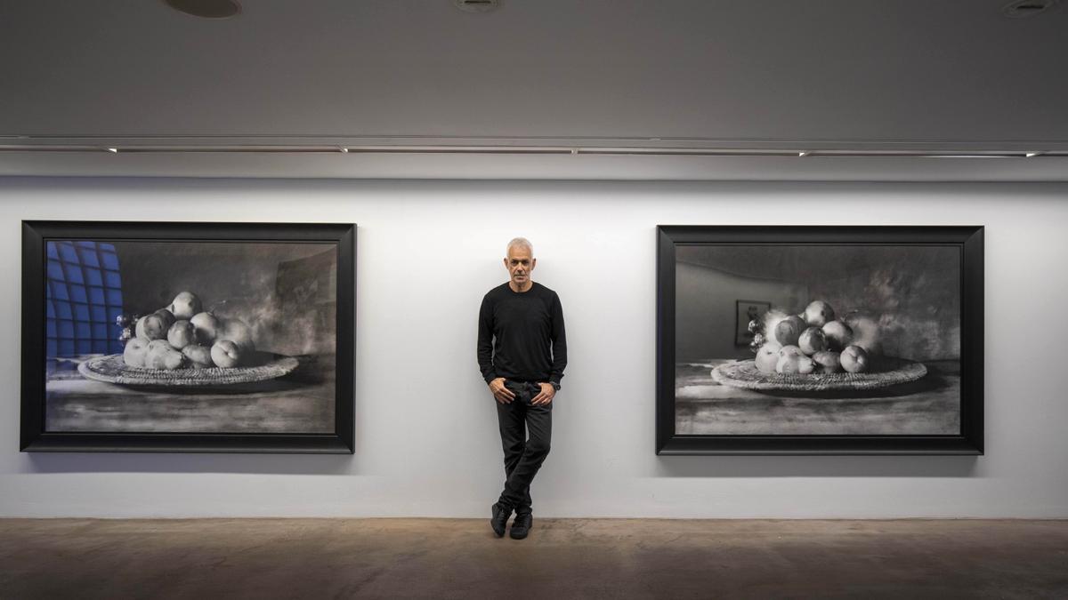 El pintor mallorquín Pep Ginbert en la galería Horrach Moyà junto a dos de sus obras.