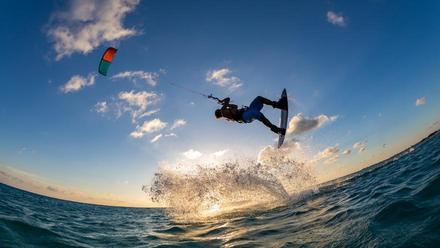 ¡Vuela sobre el mar! El mejor sitio para practicar kitesurf y windsurf de Europa está en España