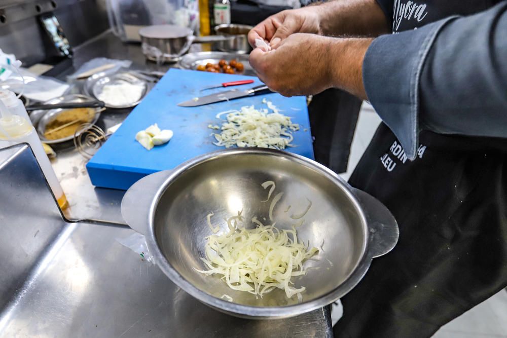 Niki Pavanelli, cocinero del restaurante tinerfeño Il Bocconcino, gana con su «Tierra y mar» el primer premio de la V edición del certamen guardamarenco