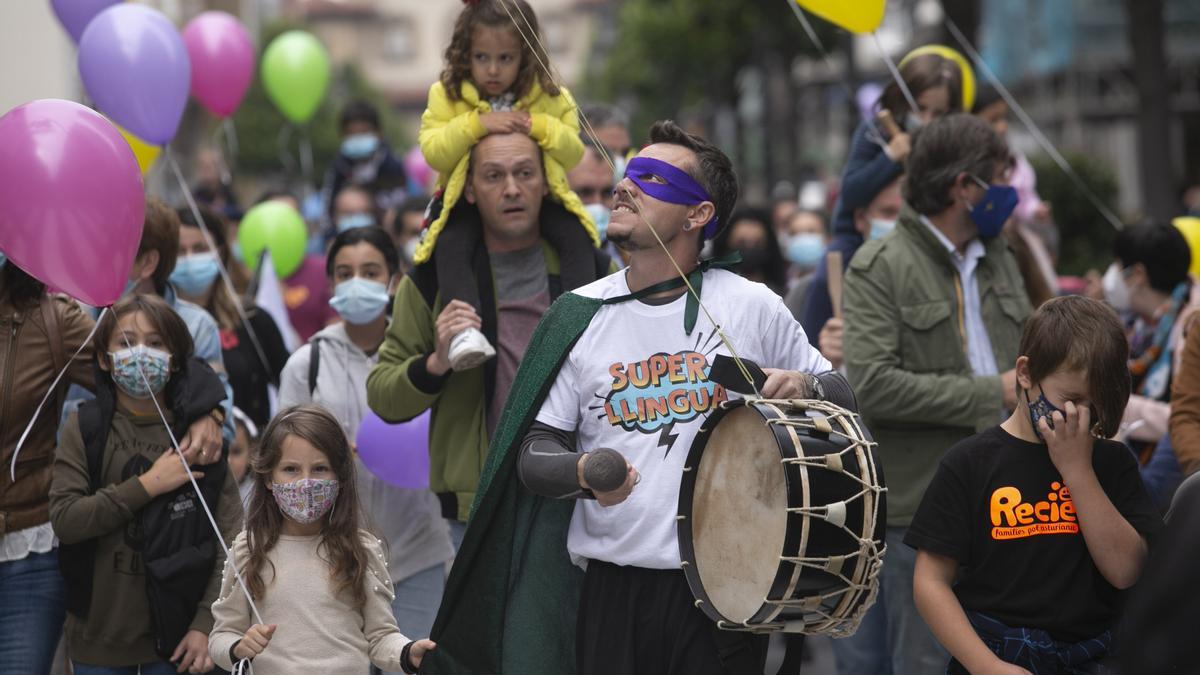 Los partidarios de la cooficialidad del asturiano se manifiestan en Oviedo