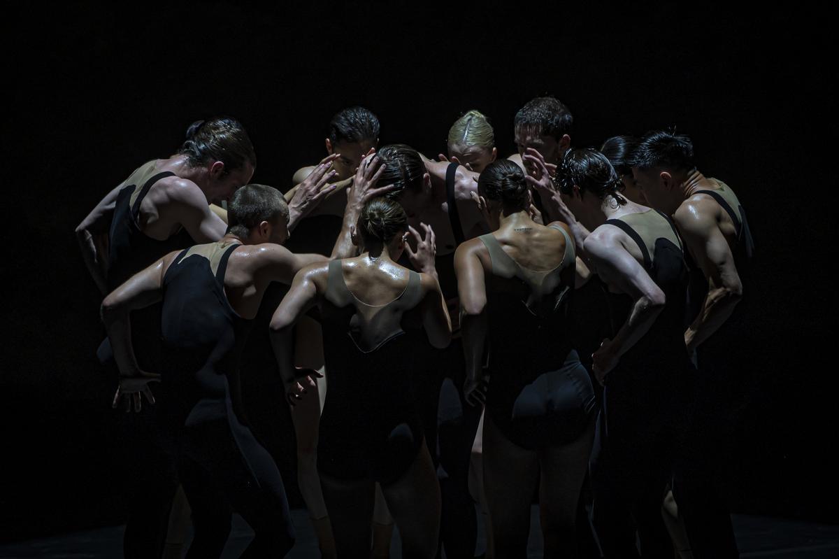 Bailarines de NDT en un momento de ’Bedroom Folk’, de Sharon Eyal y Gai Behar, en el Teatre Grec.