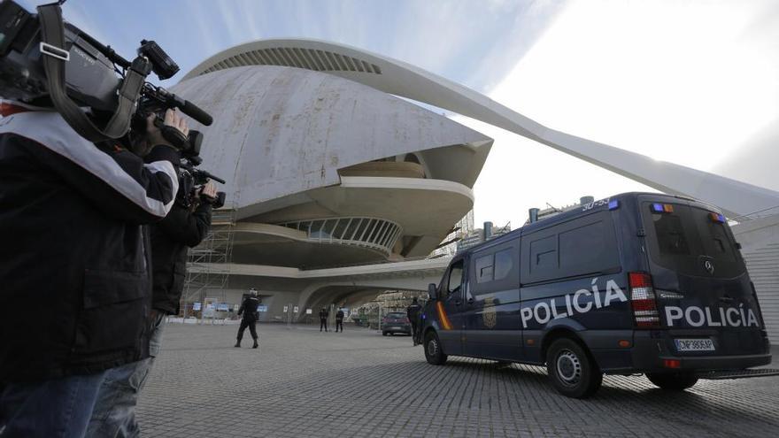 Los vehículos de la Policía Nacional aparcados en el Palau de Les Arts Reina Sofía tras la detención de Schmidt.