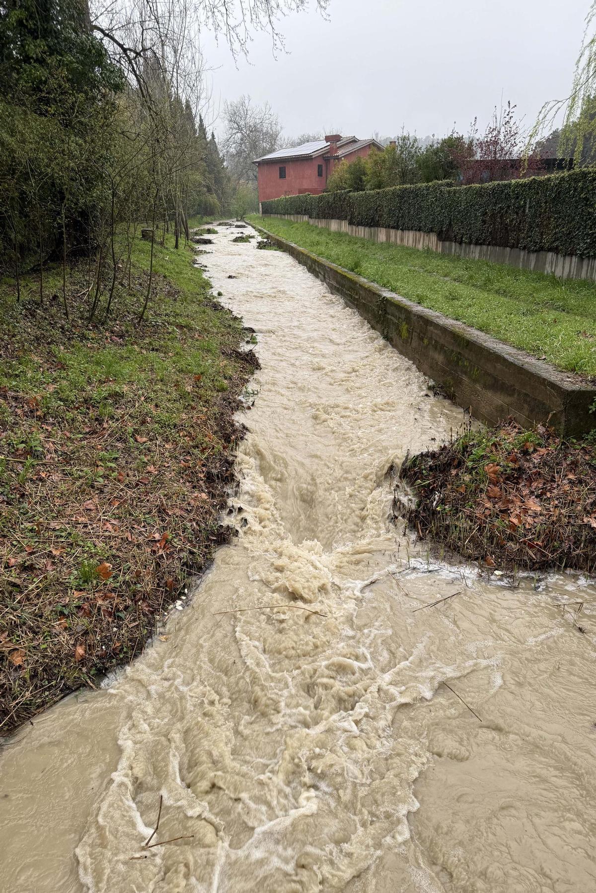 La lluvia desborda el estanque de Banyoles La lluvia desborda el estanque de Banyoles