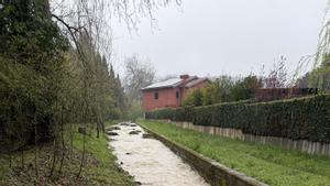 La lluvia desborda el estanque de Banyoles