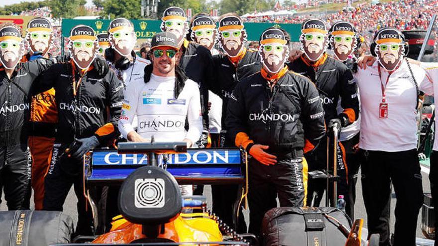 Fernando Alonso, acompañado por su equipo y sus caretas