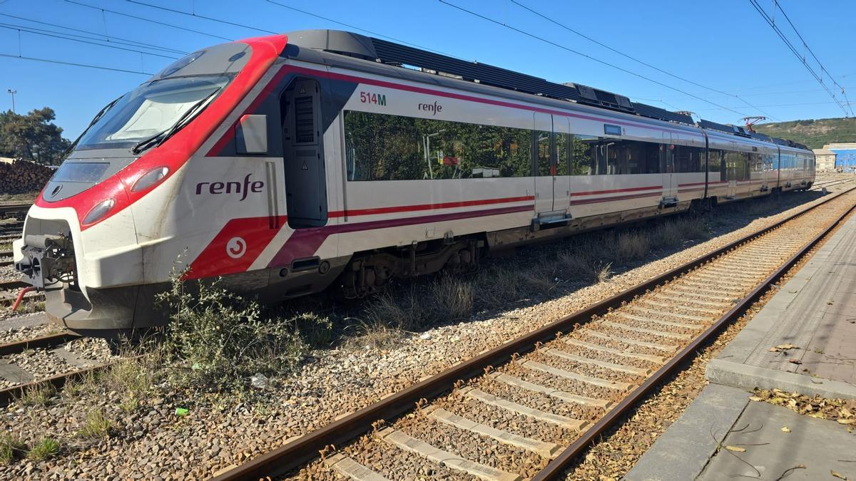 Un tren de cercanías averiado en Avilés, el pasado mes de octubre