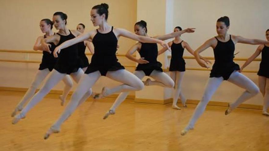 Alumnas de la Escuela Profesional de Danza de Novelda.