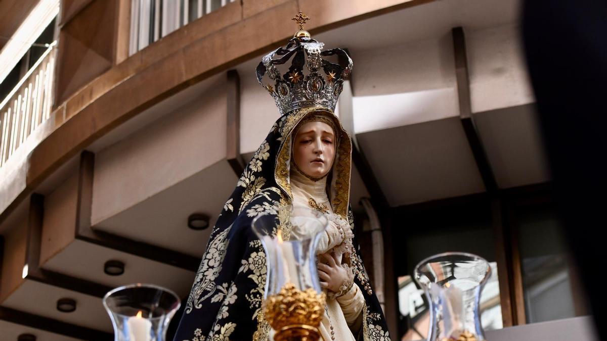 La Virgen del Rosario en sus Misterios Dolorosos sale del templo de Santa Catalina en el Sábado Santo de Murcia 2026