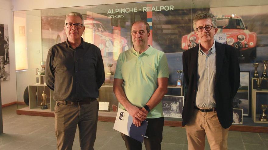 Santiago Reverter, Antonio Troitiño y Luis Reverter tras la firma del convenio. |  // IÑAKI OSORIO