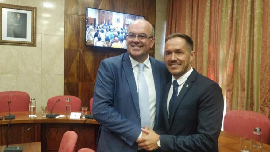 El nuevo presidente del Cabildo de La Palma, Mariano Hernández (d) y  Anselmo Pestana (i).