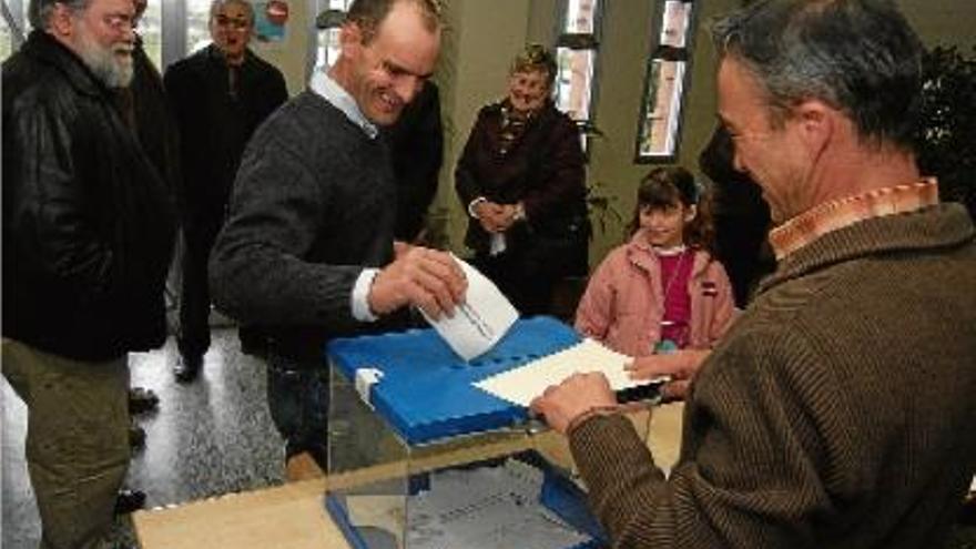 A la imatge, un pagès dipositant el seu vot al Bages a les eleccions a cambres agràries celebrades el 2007