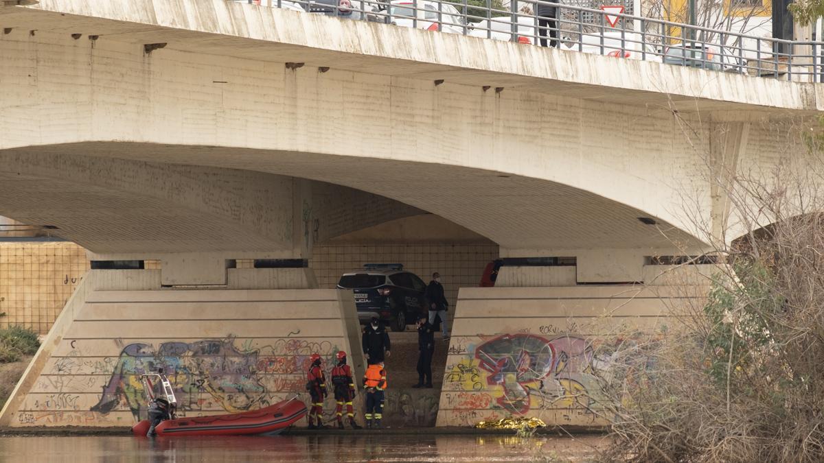 El cadáver del fallecido en la base de uno de los pilares del puente de la Autonomía tras ser rescatado por los bomberos, ayer en Badajoz.