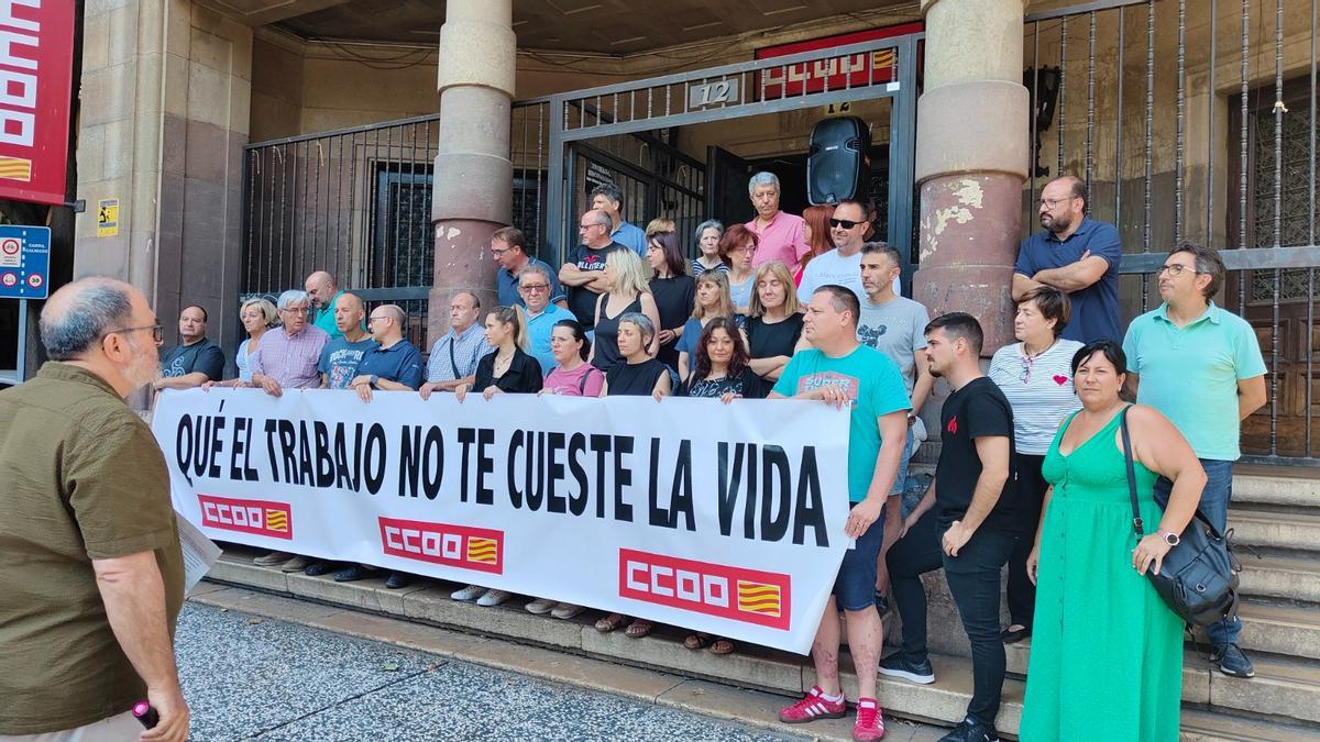 Concentración de CCOO Aragón frente a la sede del sindicato en Zaragoza