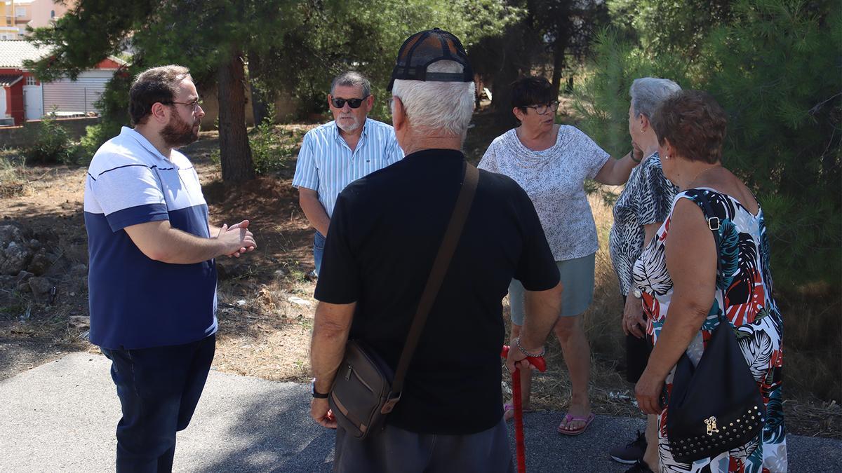 El concejal Vicent Bou, reunido con habitantes de la Baronia.