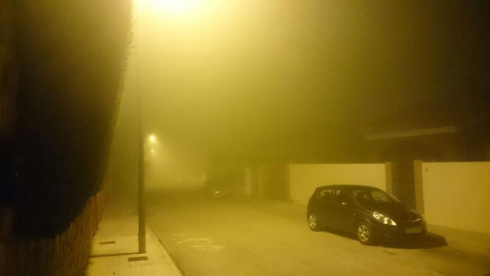 La niebla también ha llegado a las calles de la Pobla de Vallbona.