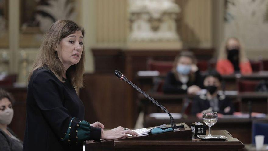 La presidenta del Govern, Francina Armengol, en el Parlament balear.