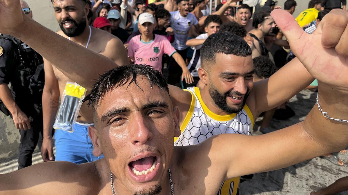 Imágenes de migrantes que acaban de pasar la frontera y han llegado a Ceuta a nado