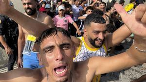 Migrantes que han pasado la frontera y han llegado a Ceuta a nado