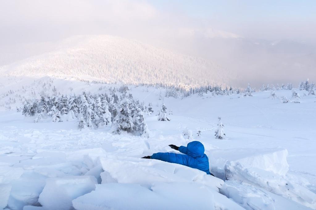 Un refugio de nieve es, como su nombre indica, una construcción cerrada, una simple zanja sin tapar no es un refugio de nieve.