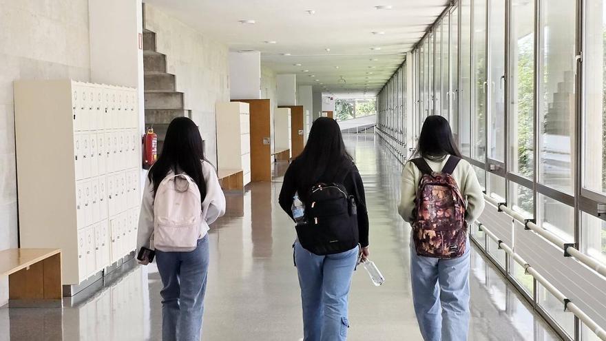 El otro balance de la PAU en Galicia: tres jóvenes pillados con móvil y un cuarto, con chuletas