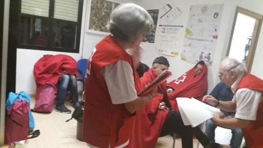 Cruz Roja atiende en el cuartel de Calp a los inmigrantes que llegaron ayer de madrugada.