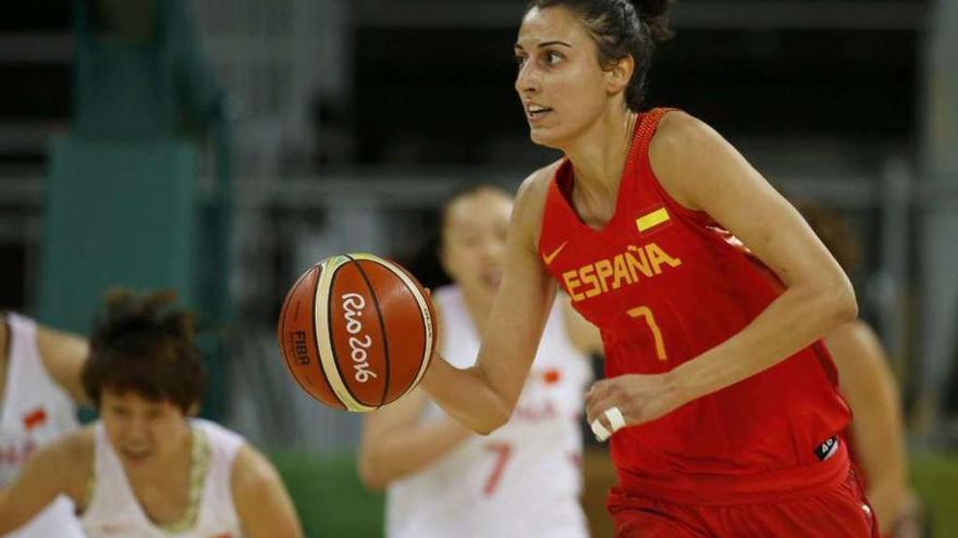 Alba Torrens conduce un balón durante el partido de ayer ante China.