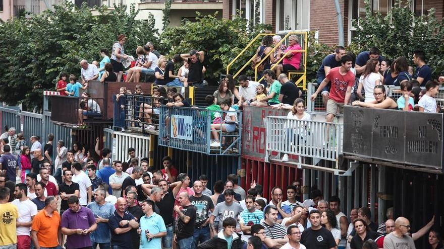 Una cogida en las emboladas de la noche enturbia el fin festivo taurino en Vila-real