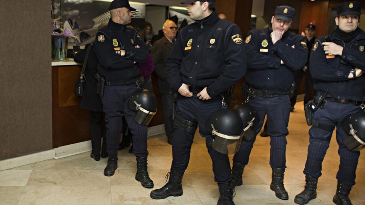 Policias Nacionales, durante una intervención en Valencia.