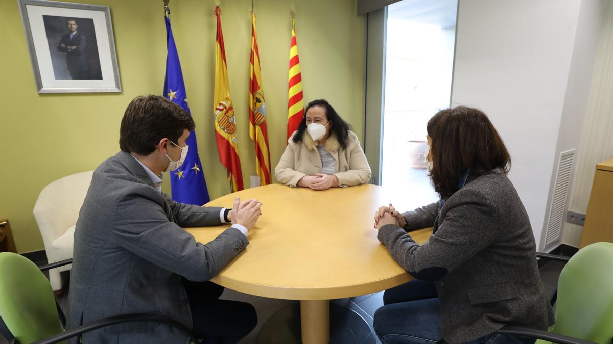 La alcaldesa de Cadrete, María Ángeles Campillos, reunida con el presidente del PP de Zaragoza, Ramón Celma, e Iluminada Ustero, portavoz del PP en la DPZ.