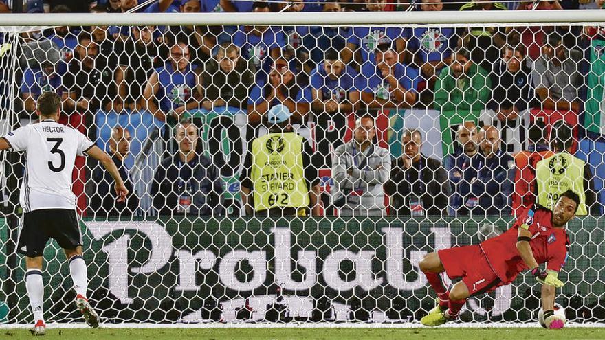 El balón supera a Buffon en en el lanzamiento de Hector, que daría la clasificación a Alemania.