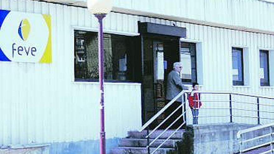 Usuarios del tren abandonan el apeadero de Feve, ayer, en Candás.