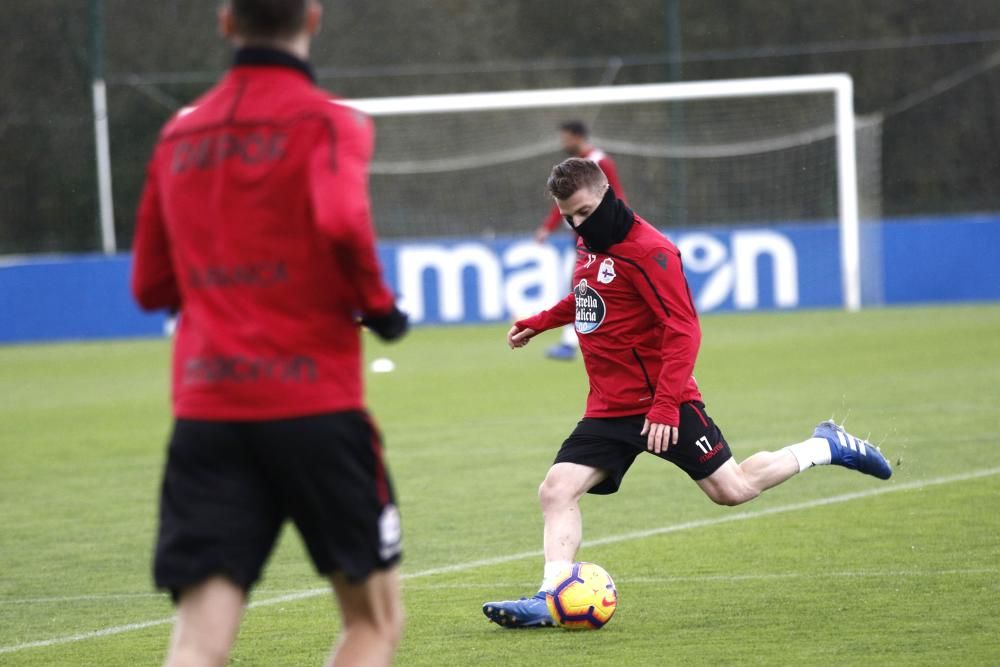 El entrenamiento en Abegondo se desarrolló entre ejercicios de táctica y un partido de once contra once.