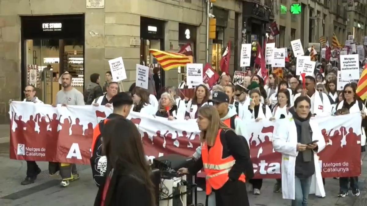Los médicos catalanes se manifiestan para pedir mejoras laborales y un espacio propio de negociación