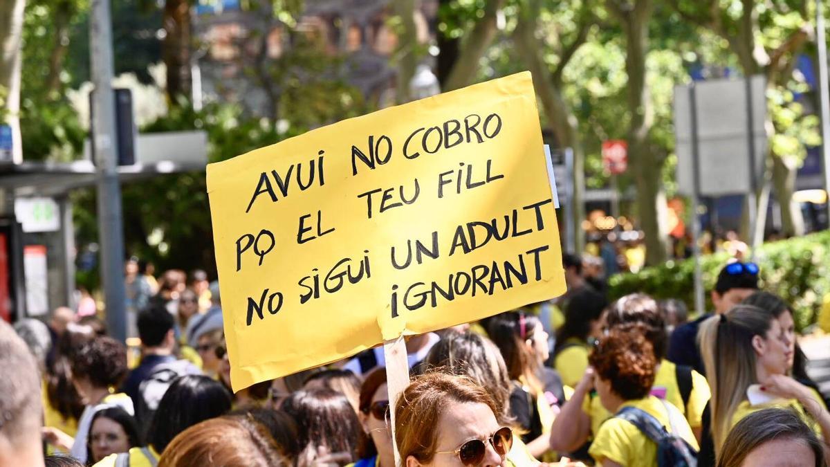 Manifestación de profesores en huelga en el centro de Barcelona