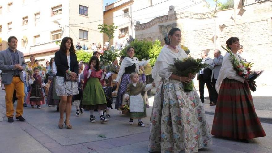 La ofrenda de flores llena las calles de trajes regionales