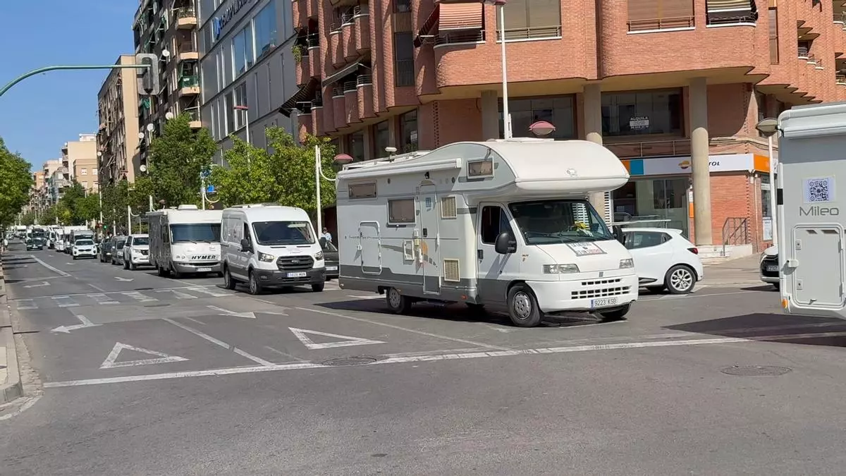 Las autocaravanas redoblan la presión en Elche y Santa Pola: "El veto a aparcar en la costa es ilegal"