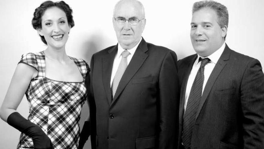 Los integrantes de Cantando a Galicia: Rosa Cedrón, Sito Sedes y Paco Lodeiro. / la opinión