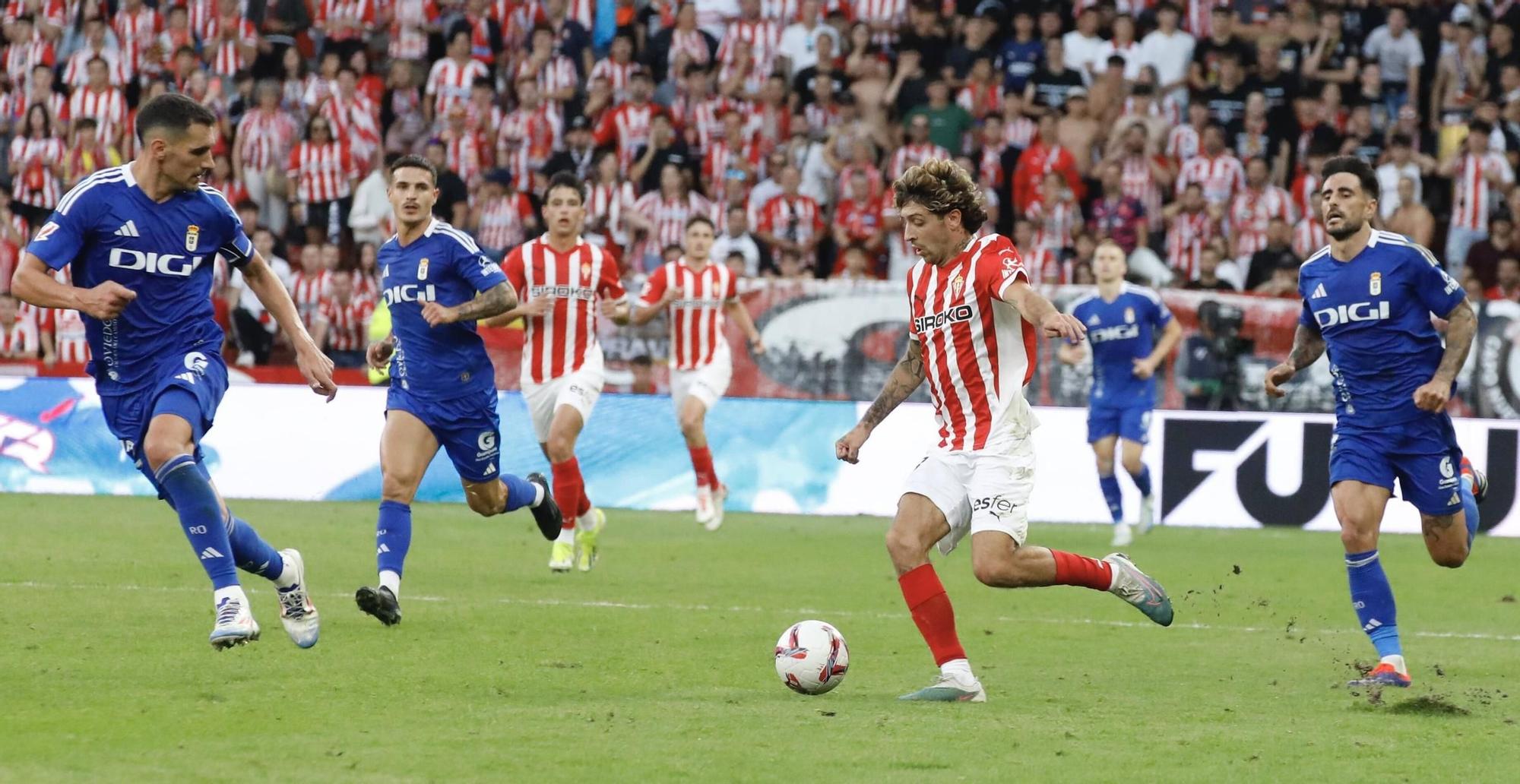 Derbi asturiano: las imágenes del partido entre el Sporting y el Oviedo en El Molinón