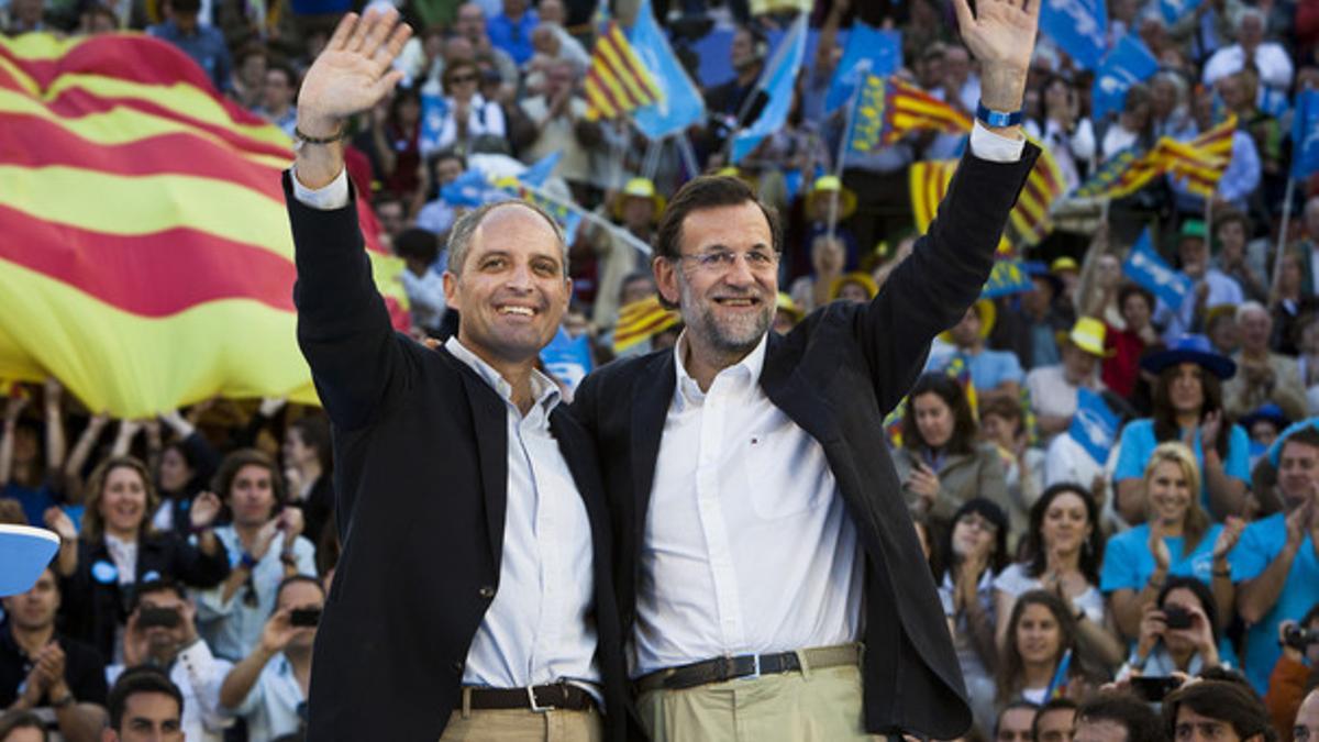 Francisco Camps y Mariano Rajoy, el pasado 17 de mayo, en un mitin electoral en Valencia.