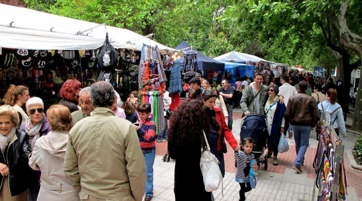 Mercadillo de Semana Santa en el paseo de Cánovas.