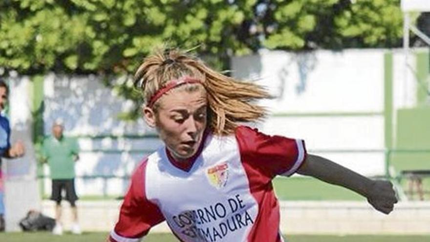 Carmen Menayo  FUTBOLISTA INTERNACIONAL DEL SANTA TERESA : &quot;Nuestro objetivo ahora es entrar en los puestos de Copa&quot;