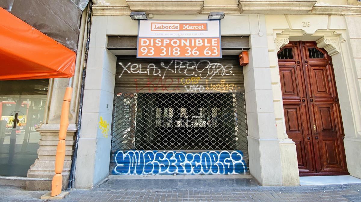 Uno de los establecimientos cerrados y disponibles en el Gòtic, en Barcelona.