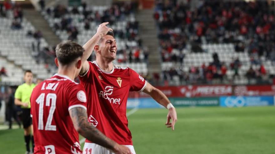 A la izquierda, Toril celebra el gol de este sábado ante la Real B.